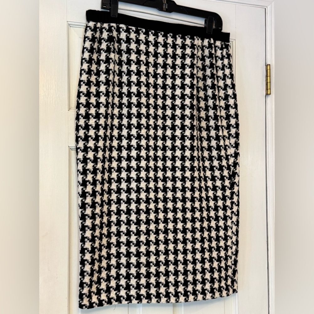 Elegant Black and White Midi Skirt